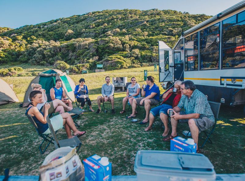 Groep bij de overland truck